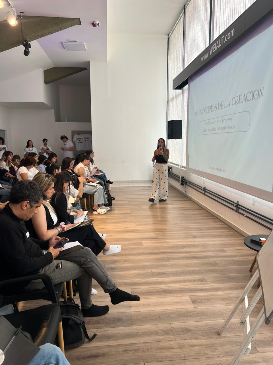 Barbi presentando los principios de la creación